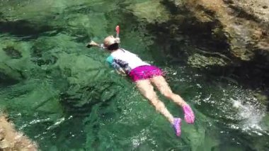 Elba Adası 'nda şnorkelle yüzen kadın Sant Andrea plajında
