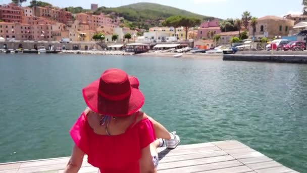 Kvinna i Elba ön Rio Marina hamn — Stockvideo