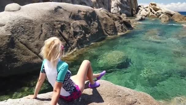 Mujer en Isla de Elba Playa de Sant Andrea — Vídeos de Stock