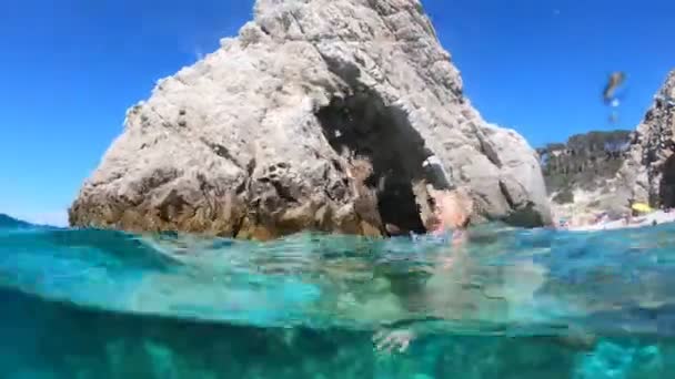 Strand von Sansone auf der Insel Elba Schnorcheln — Stockvideo
