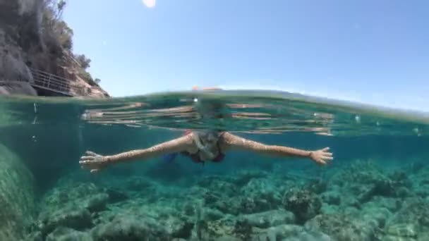 Isola d'Elba Spiaggia di Sant'Andrea snorkeling — Video Stock