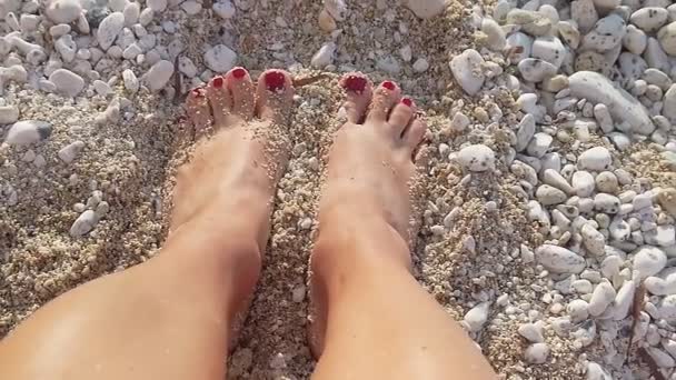 Bara fötter som ligger på den vita sanden — Stockvideo