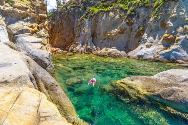 Elba Santa Andrea şnorkelle yüzüyor.