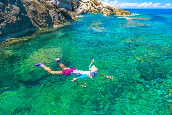 Elba Santa Andrea şnorkelle yüzüyor. — Stok fotoğraf