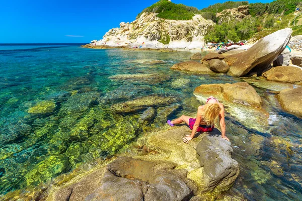 Elba kvinna i Cotoncello Beach — Stockfoto