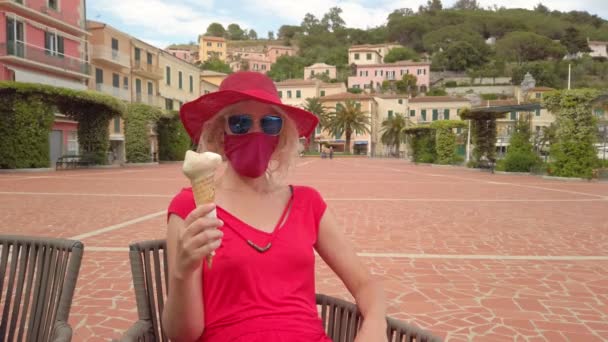 Italian ice cream with surgical mask — Stock Video