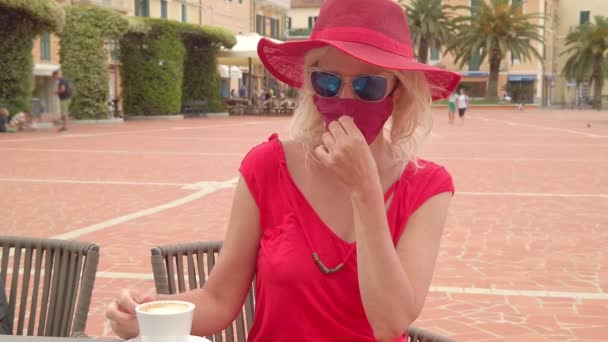 Cafenea italiană cu mască chirurgicală în Elba — Videoclip de stoc