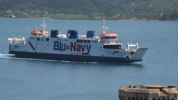 На острові Ельба поромний човен Blu Navy — стокове відео