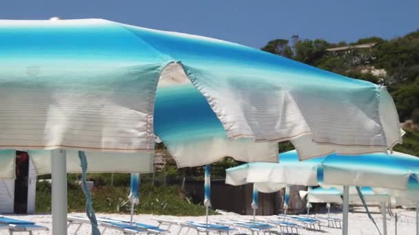 MOTION LENT de parasols de plage bleus — Video