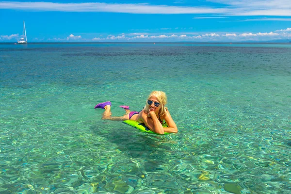 Beach swimming with Covid-19 — Stock Photo, Image