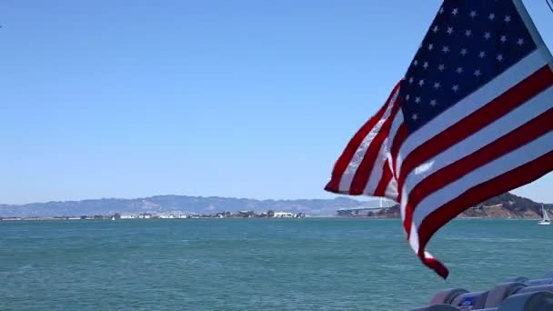 Alcatraz y bandera americana — Vídeo de stock