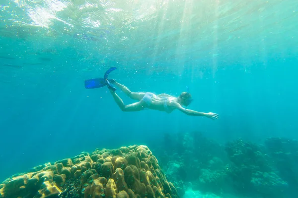 Femme plongée avec tuba Surin Islands — Photo