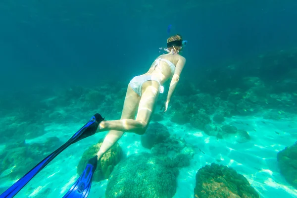 Femme plongée avec tuba Surin Islands — Photo