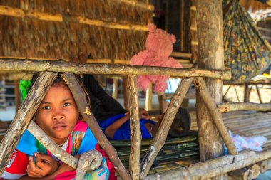 Küçük Deniz Çingenesi Moken çocuk