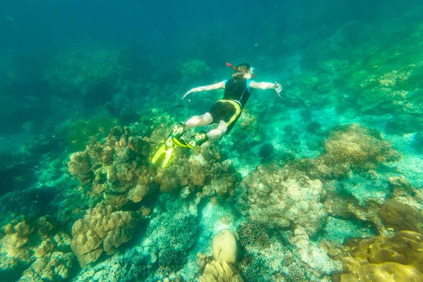 Hombre snorkeling Islas Surin — Foto de Stock