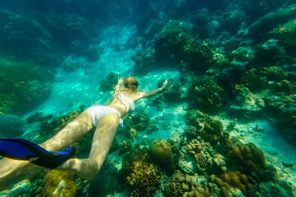 女性ビキニ無呼吸｜Surin Islands — ストック写真