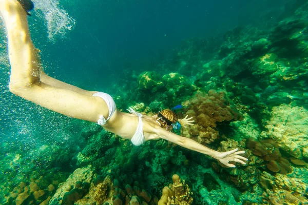 Chica en apnea en las islas Surin — Foto de Stock