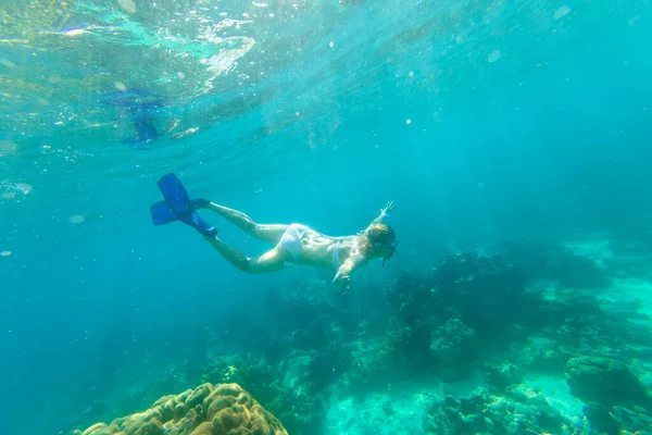 Nadando profundo en las islas Surin — Foto de Stock