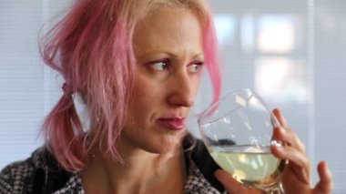 Şampanya içen kadın