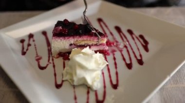 Kremalı meyveli pasta.