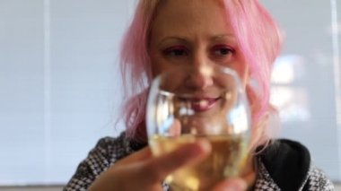 Beyaz şaraplı kadın.