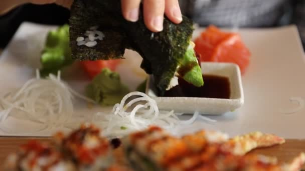 Vrouw die Temaki Cone eet — Stockvideo