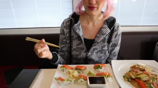 Femme dégustation de saumon sashimi — Video