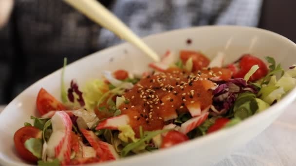 Japanse salade van sashimi — Stockvideo