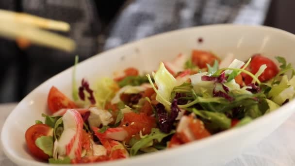 Salada de salmão japonês — Vídeo de Stock
