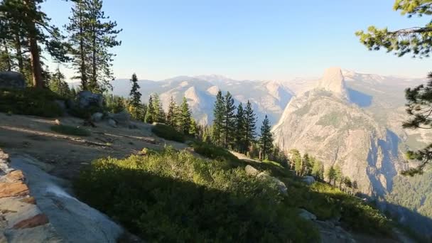 Mulher fotógrafa em Yosemite — Vídeo de Stock