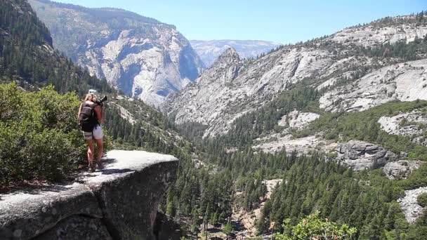 Fotograf in den Yosemite-Wasserfällen — Stockvideo