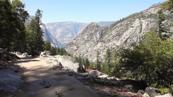 Žena horská turistka v Yosemitech — Stock video