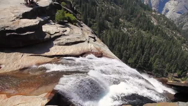 Yosemite Nevada waterval van dichtbij — Stockvideo