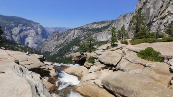 Queda de Yosemite Nevada cachoeira de perto — Vídeo de Stock