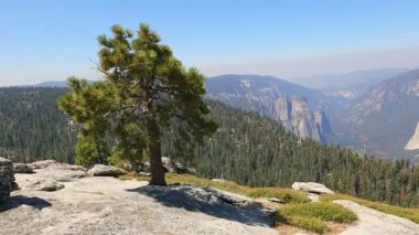 Yosemite zirvesinde dinleniyor