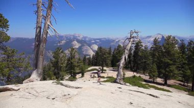 Yosemite zirvesinin tadını çıkarıyorum.