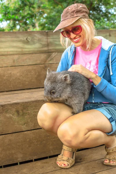 Mujer con Wombat australiano — Foto de Stock