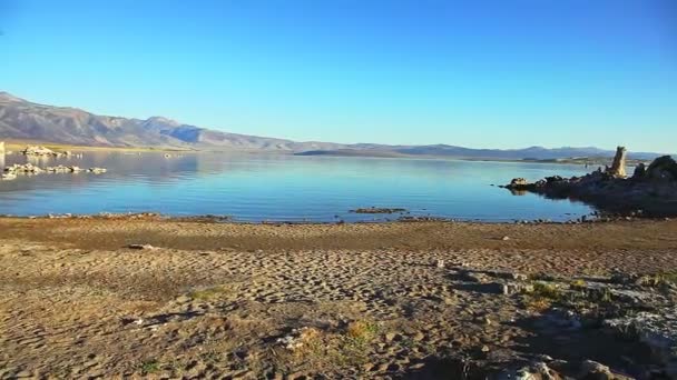 Natürliche kalkhaltige Tuffsteinformationen am Mono Lake — Stockvideo