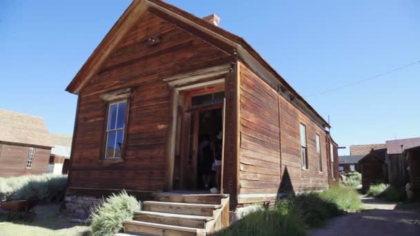 Bodie big colonial house of wood — Stock Video