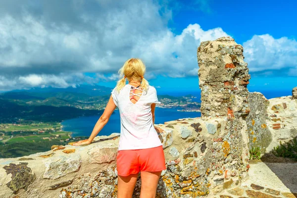 Wisatawan Istana Volterraio Pulau Elba — Stok Foto