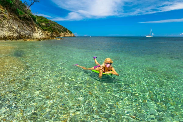 Playa nadando con Covid-19 — Foto de Stock