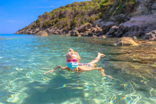 Isla Elba haciendo snorkel con Covid-19 — Foto de Stock
