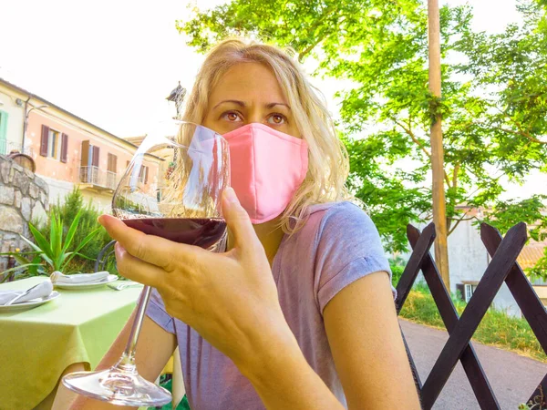 带外科口罩的意大利葡萄酒 — 图库照片