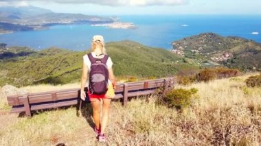 Elba Adası 'ndaki turist kadın.