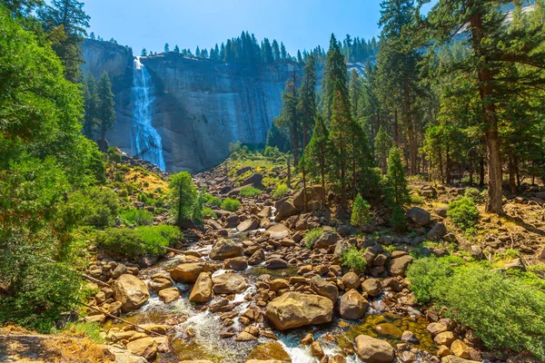 Yosemite Νεβάδα πτώση από Mist Trail — Φωτογραφία Αρχείου