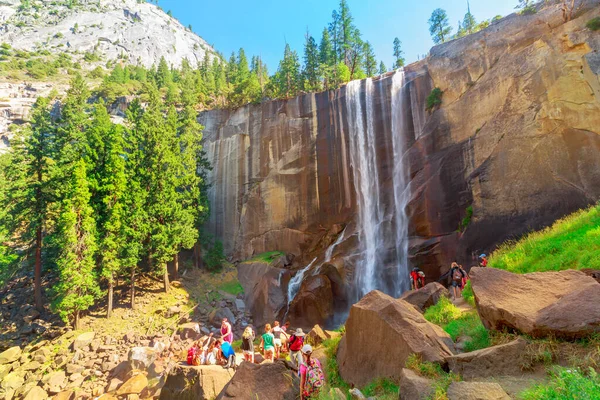 Άνθρωποι που απολαμβάνουν Vernal Falls Yosemite — Φωτογραφία Αρχείου