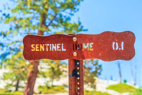 Znak drogowy Yosemite Sentinel Dome — Zdjęcie stockowe