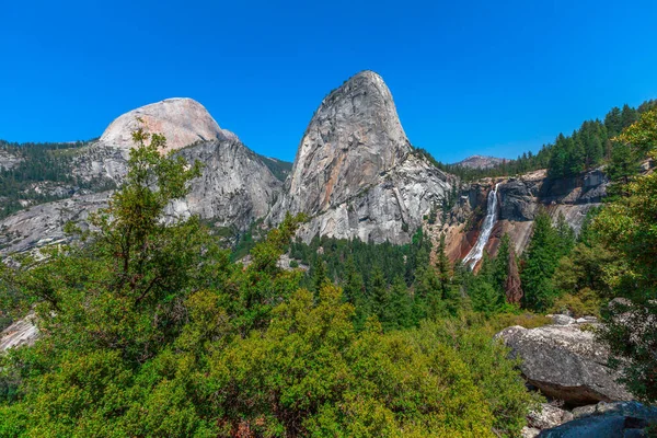 Half Dome y Mt Broderick y Liberty Cap — Foto de Stock