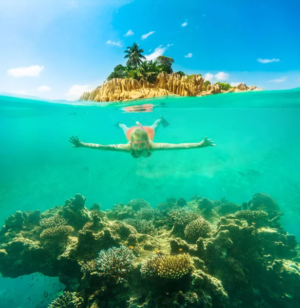 Plongée avec tuba femme vue sous-marine — Photo