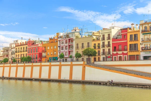 Färgglada hus i Triana Sevilla — Stockfoto